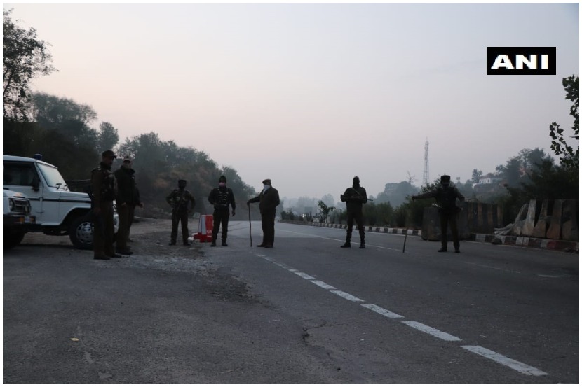 जम्मू-काश्मीर : टोल नाक्यावरील चकमकीत चार दहशतवाद्यांचा खात्मा
