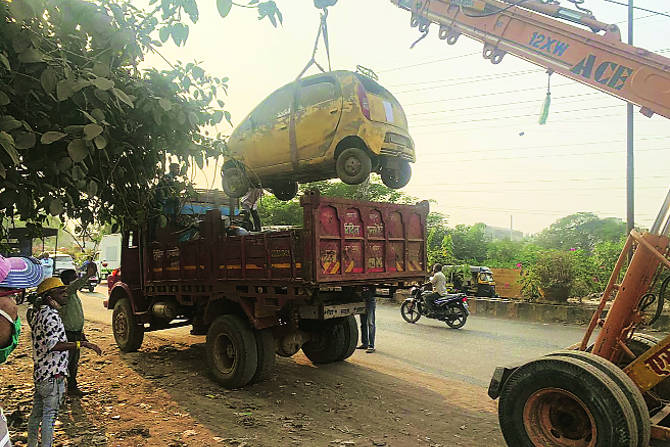 कल्याण-शिळफाटा रस्त्याच्या दुतर्फा वर्षांनुवर्षे भंगारात पडून असलेली बेवारस वाहने उचलण्यास सुरुवात करण्यात आली. वाहतूक कोंडीस कारणीभूत ठरत असल्याने ही कारवाई हाती घेण्यात आली. 