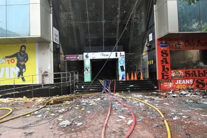 मुंबई सेंट्रल येथील सिटी सेंटर मॉलला गेल्या आठवडय़ात लागलेल्या आगीत मोठे नुकसान झाले. (संग्रहित छायाचित्र)