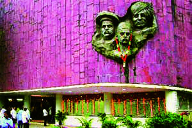 करोना टाळेबंदीमुळे आर्थिक अडचणींना तोंड देत असलेल्या नाटय़निर्मात्यांना दिलासा देण्यासाठी ठाणे महापालिकेने शहरातील दोन्ही नाटय़गृहांसाठी भाडय़ात सवलत देण्याचा निर्णय घेतला आहे.