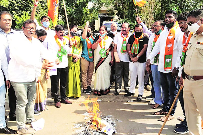 भाजपच्या वतीने जिल्ह्यात ठिकठिकाणी वीज देयकांची होळी करण्यात आली.