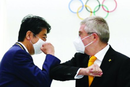आंतरराष्ट्रीय ऑलिम्पिक समितीचे अध्यक्ष थॉमस बाख यांनी सोमवारी जपानचे पंतप्रधान योशिहिदे सुगा यांची भेट घेतली.