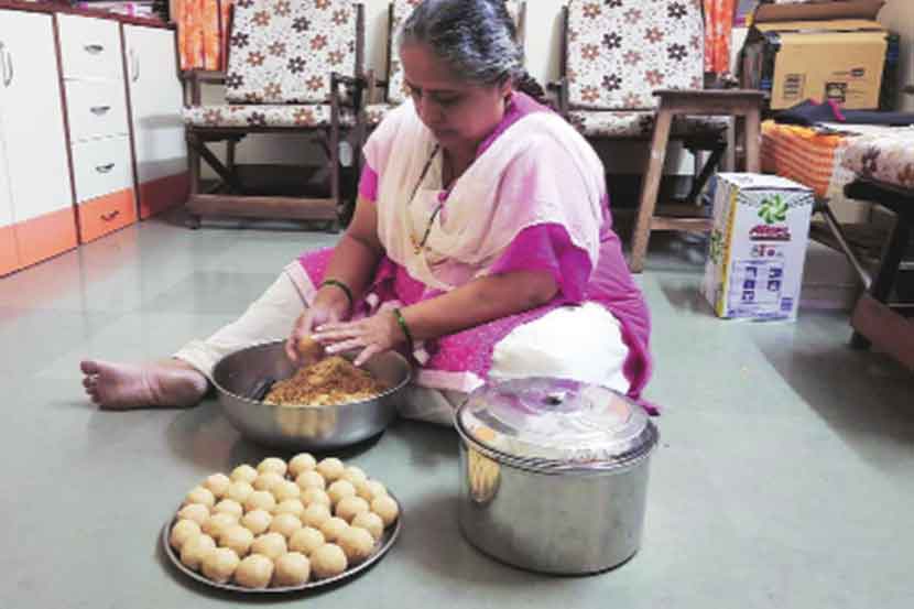 दिवाळी फराळाच्या घरगुती पदार्थाना मागणी