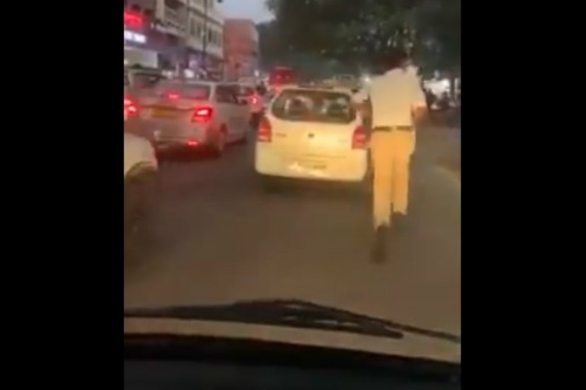 हैदराबाद : रहदारीच्या रस्त्यावरुन एका रुग्णवाहिकेला मार्ग मोकळा करुन देण्यासाठी धावणारा वाहतूक पोलीस.