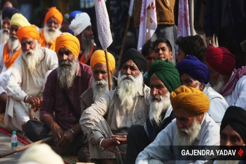 कडाक्याच्या थंडीत सिंघू बॉर्डरवर आंदोलन करणाऱ्या शेतकऱ्यांविरोधात गुन्हा दाखल