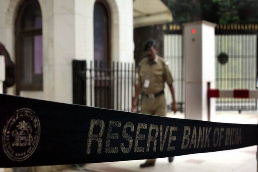 RBI ने ‘या’ बँकेवर घातले निर्बंध; ग्राहकांना एक हजार रुपयांपेक्षा अधिक पैसे काढता येणार नाहीत
