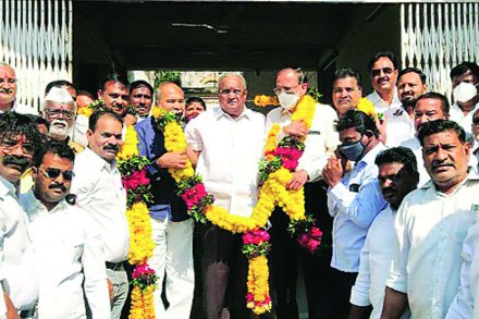 भाजपचे नेते, माजी मंत्री अमरीश पटेल यांनी विजय मिळवल्यानंतर त्यांचा सत्कार करण्यात आला.