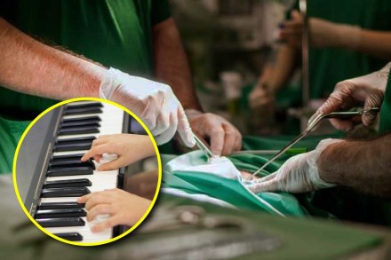 ब्रेन ट्यूमरची शस्त्रक्रिया सुरु असताना नऊ वर्षाची मुलगी वाजवत होती पियानो