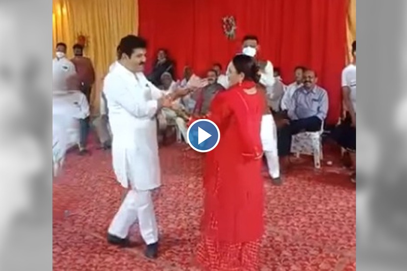महाराष्ट्राच्या मंत्र्याने पत्नीसोबत धरला ठेका; Video व्हायरल