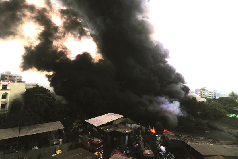 कल्याण-शिळफाटा रस्त्यानजीकच्या टेकडीवरील भंगाराच्या दुकानांना बुधवारी आग लागली होती.