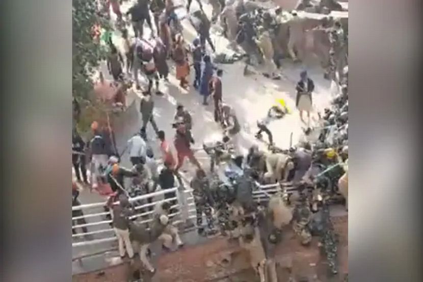 शेतकऱ्यांपासून जीव वाचवण्यासाठी पोलिसांनी लाल किल्ल्यावरुन मारल्या उड्या; धक्कादायक व्हिडीओ समोर