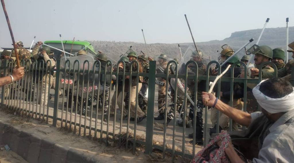 Police resort to lathicharge at Singhu border (Express photo/Sofi Ahsan)