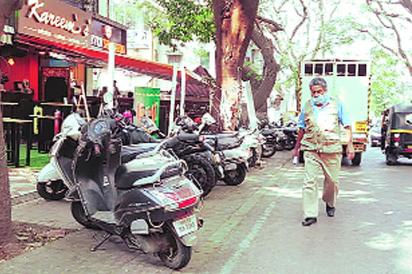 कोरेगाव पार्क भागात पदपथ मोठे के ल्याने त्यांवर वाहने लावली जातात. परिणामी पादचाऱ्यांना रस्त्यांवरूनच चालावे लागते.