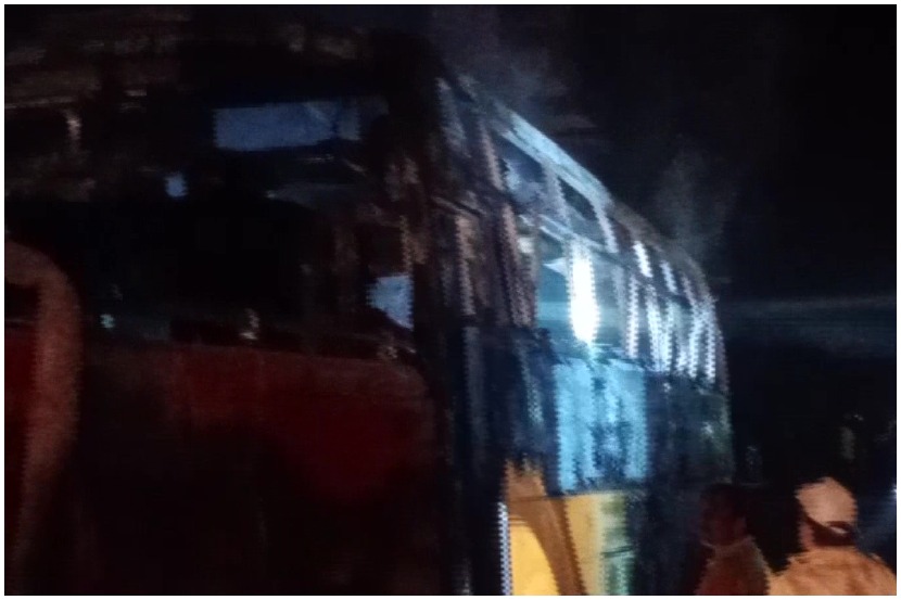 भयंकर दुर्घटना : प्रवाशांनी भरलेल्या बसमध्ये आगीचा भडका, सहा जणांचा होरपळून मृत्यू