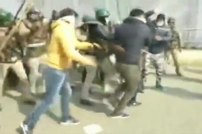 Video : दिल्लीत शेतकरी विरुद्ध स्थानिकांमध्ये संघर्षाचा भडका; पोलीस अधिकाऱ्यावर तलवारीने हल्ला
