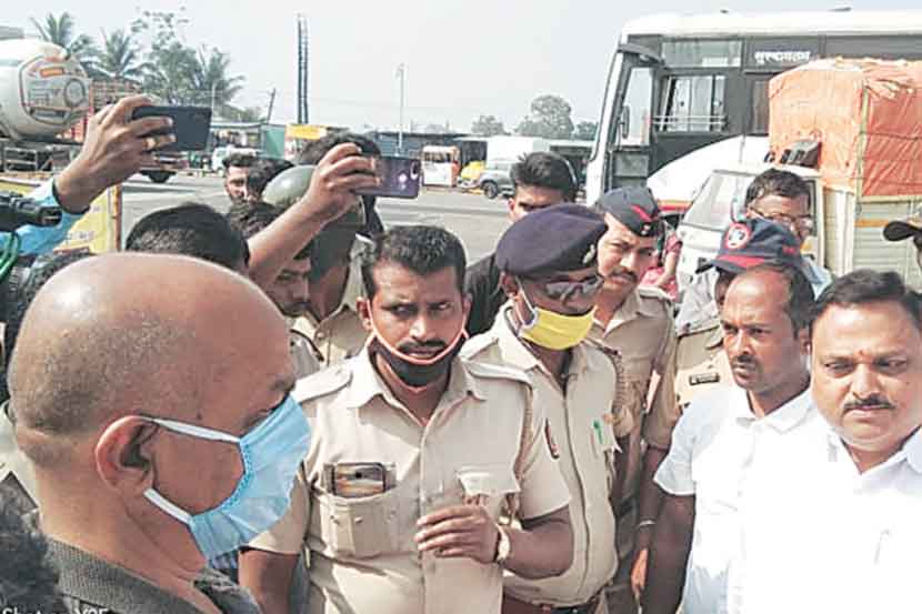 कर्नाटक पोलिसांनी आरोग्य राज्यमंत्री राजेंद्र पाटील यड्रावकर यांना कोगनोळी गावातील टोल नाक्यावर रोखून धरले.