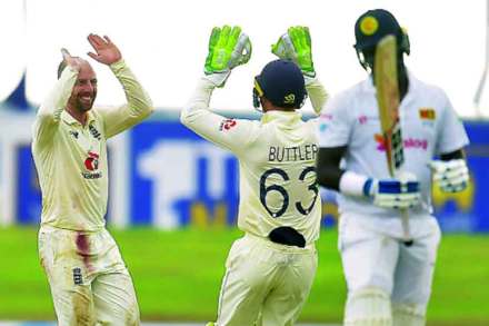 इंग्लंड-श्रीलंका कसोटी मालिका : इंग्लंडला जिंकण्यासाठी ३६ धावांची गरज