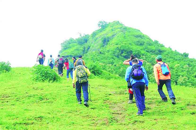 वर्षअखेरीची डोंगर भटकं ती थंडावली