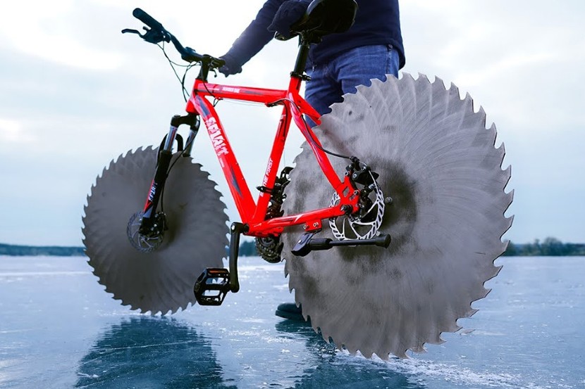 Video: चाकांऐवजी ब्लेडवर चालणारी सायकल… ही भन्नाट सायकल कोणी आणि का बनवलीय जाणून घ्या