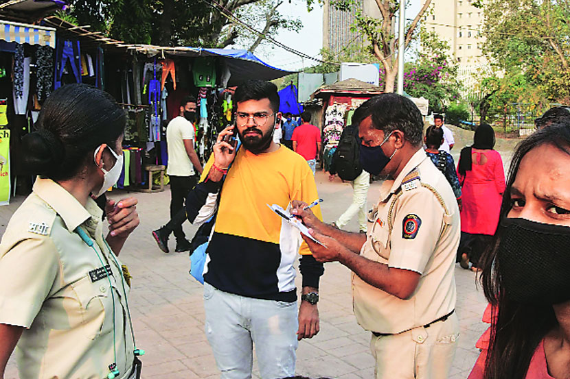 मुखपट्टीविना फिरणाऱ्यांवर पोलीसही कारवाई करू लागले आहेत.