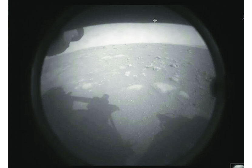 ‘परसेव्हेरन्स’ने पाठविलेले मंगळाच्या पृष्ठभागाचे पहिले छायाचित्र.