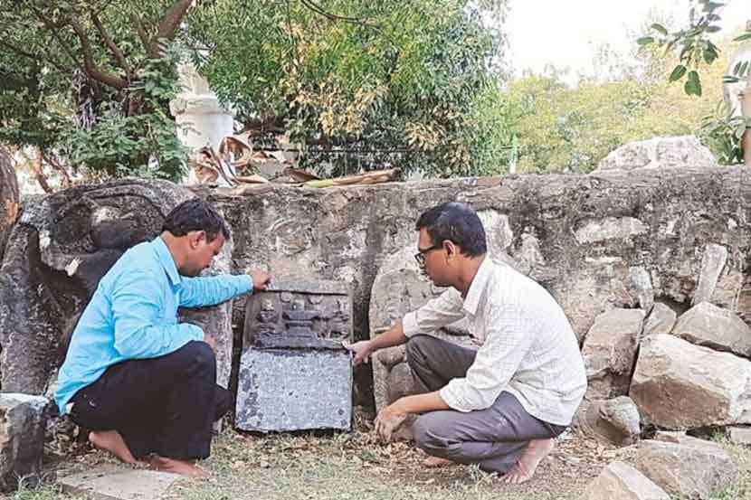 जत तालुक्यातील बालगाव येथे आढळून आलेला ९ शतकापूर्वीचा हळेकन्नड लिपीतील शिलालेख.