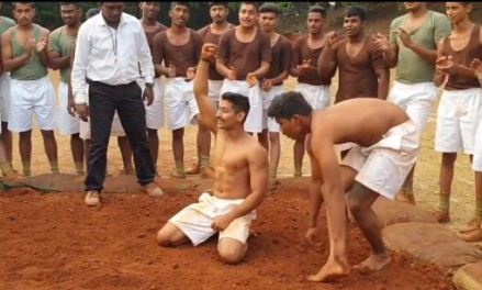 कुस्तीच्या आखाड्यात आकाशचा ‘ले पंगा’, पैलवान मित्रांचे मानले आभार