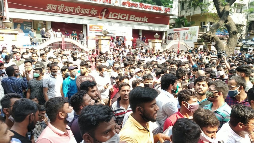 mpsc students protesting in pune