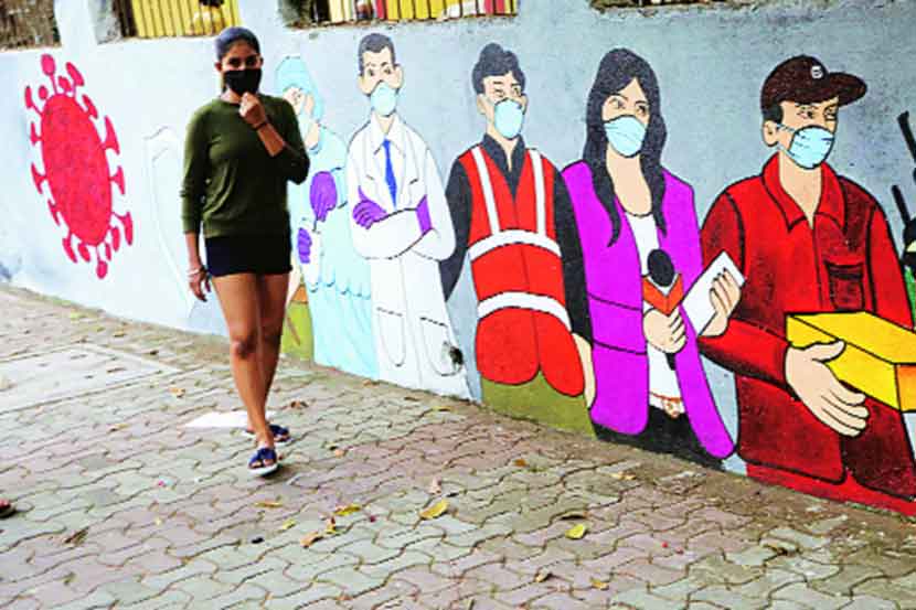 नवी मुंबईत स्वच्छ भारत अभियानांतर्गत भिंती रंगवल्या जात असून त्यातून करोना जनजागृतीवरही भर दिला आहे. त्याचप्रमाणे या साथरोगात आघाडीवर असणाऱ्या करोनायोद्धांचा सन्मानही पालिकेने केला आहे. (छायाचित्र : नरेंद्र वास्कर)