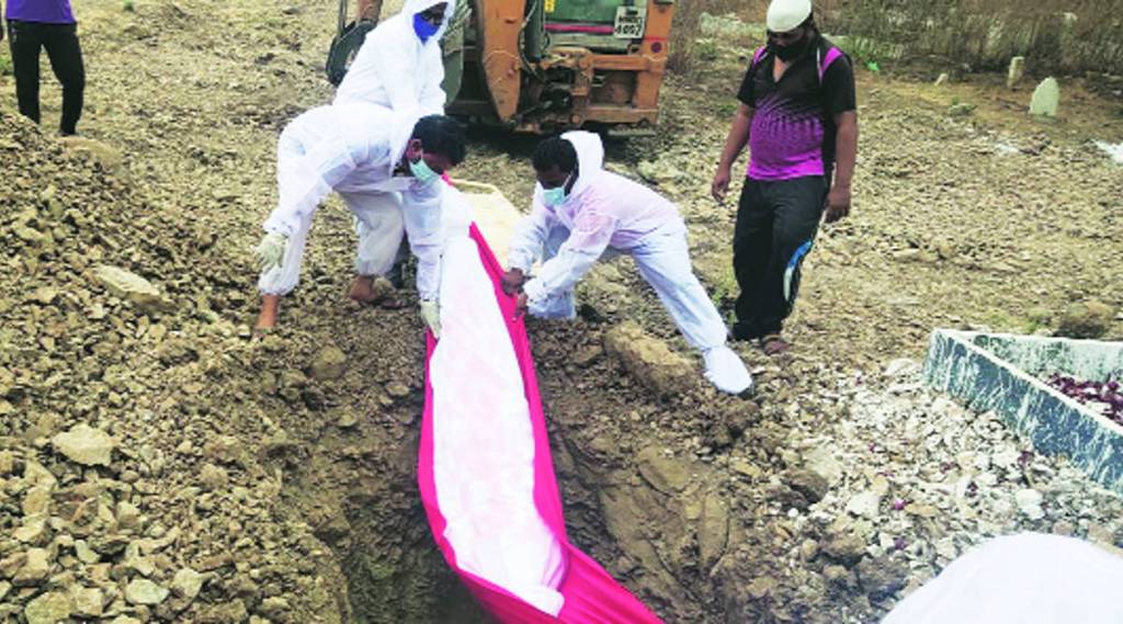 रात्री नऊचा अंधार, साताठ फुटांचं अंतर ठेवून धडधडणाऱ्या त्या सहा चिता आणि पार्श्वभूमीवर कुत्र्यांचा रडण्या-ओरडण्याचा आवाज... मन विषण्ण करणारं दृश्य होतं ते.