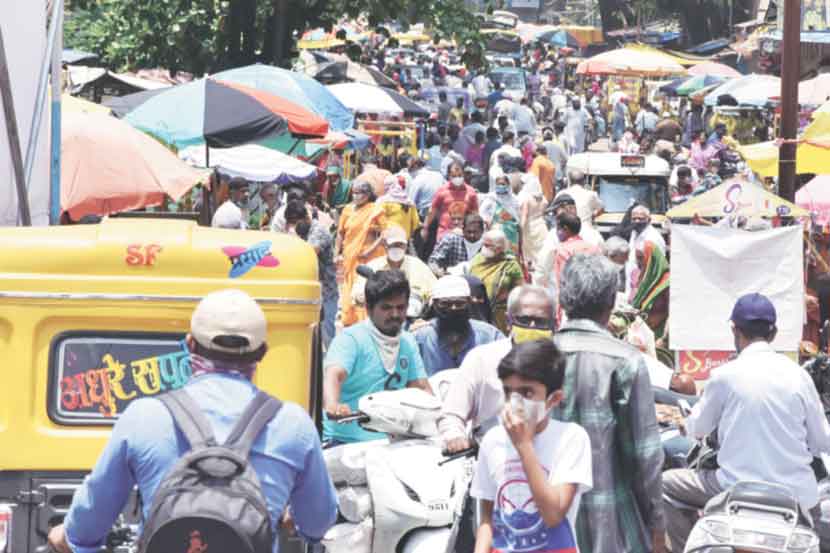 पंधरा दिवसांच्या संचारबंदीमुळे बुधवारी कोल्हापूर शहरातील बाजारपेठेत आवश्यक गोष्टींच्या खरेदीसाठी मोठी गर्दी झाली.