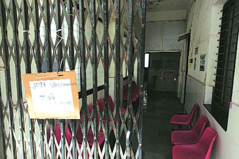 महापालिके च्या इंदिरा गांधी रुग्णालयात गुरुवारी उपलब्ध लस साठय़ानुसार नागरिकांना आतमध्ये घेऊन दरवाजावर लस साठा शिल्लक नसल्याचा फलक लावण्यात आला