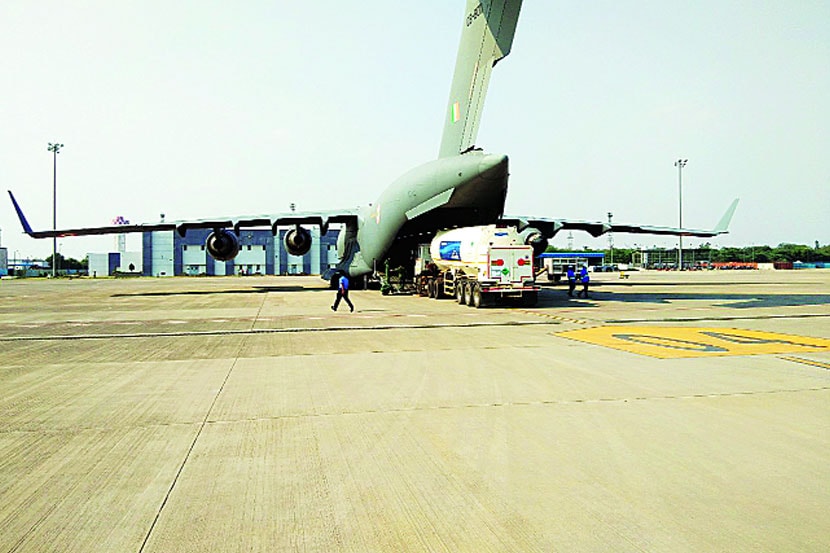 करोना रुग्णांची प्राणवायूची गरज लक्षात घेता भारतीय हवाई दलातर्फे देशात ठिकठिकाणी प्राणवायूचे टँकर हवाई दलाच्या विमानांनी वाहून नेले जात आहेत.  (छायाचित्र सौजन्य : भारतीय हवाई दल)