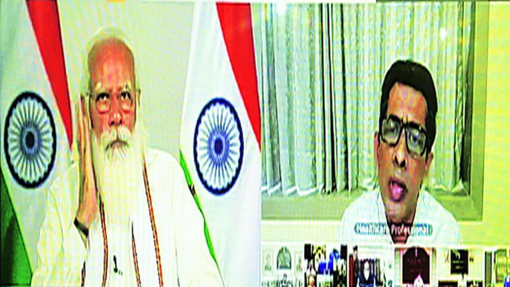 पंतप्रधान नरेंद्र मोदी यांनी सोमवारी राज्य करोना कृती दलाचे सदस्य डॉ. शशांक जोशी यांच्याशी संवाद साधला.