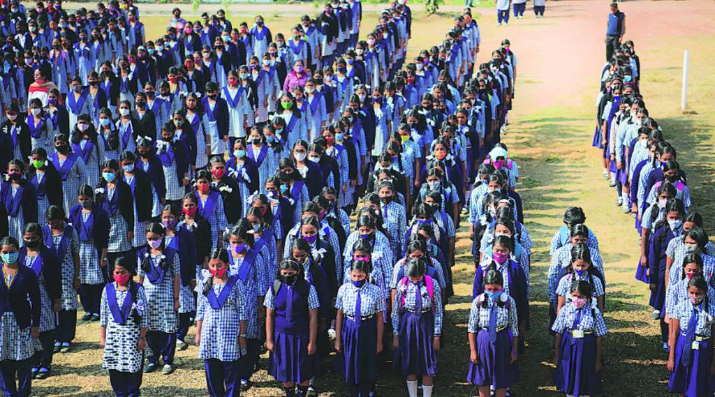 दहावीची परीक्षा रद्द होणं ही शिक्षण क्षेत्रातली न भूतो स्वरूपाचीच घटना आहे. नव्या शैक्षणिक धोरणाची प्रभावी अंमलबजावणी आणि मूल्यांकनाच्या स्वरूपात आमूलाग्र बदल करण्याची ही उत्तम संधी असल्याचा सूर उमटत आहे.