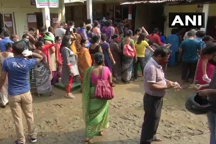 पश्चिम बंगाल विधानसभा निवडणुकीसाठी दुसऱ्या टप्प्यातील मतदानाला सुरूवात. (छायाचित्र।एएनआय)