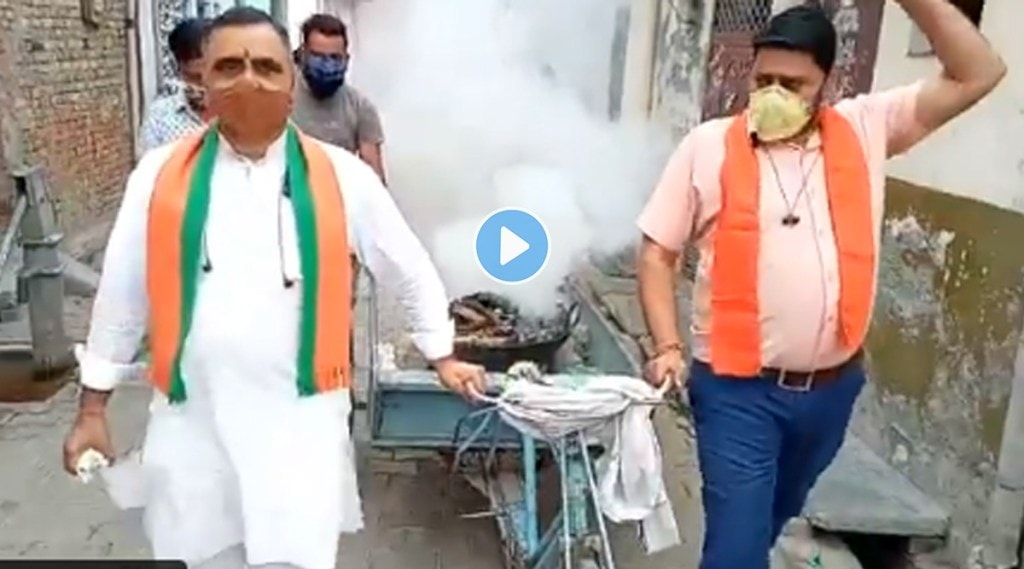 Video : करोनाला पळवण्यासाठी भाजपा नेते यज्ञ कुंड घेऊन रस्त्यावर