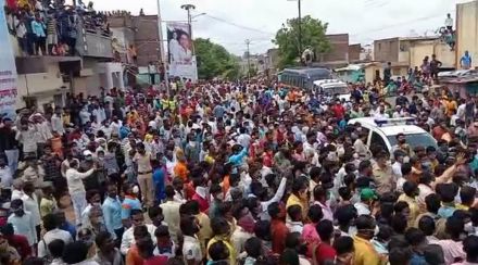 महाराष्ट्राच्या करोना लढ्याला धक्का देणारं चित्र; सोलापुरात जमली हजारोंची गर्दी