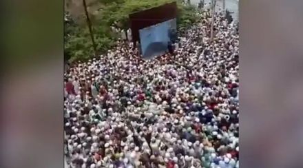 मुस्लिम धर्मगुरुच्या अंत्ययात्रेसाठी तुफान गर्दी; हजारोंच्या जमावाकडून लॉकडाउनच्या नियमांची ऐशीतैशी