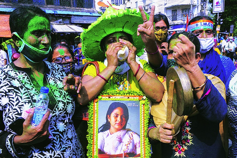(पश्चिम बंगाल विधानसभा निवडणुकीत रविवारी तृणमूल काँग्रेसने विजय मिळवला. त्यानंतर कोलकात्यात पक्ष कार्यकर्त्यांनी जल्लोष केला.