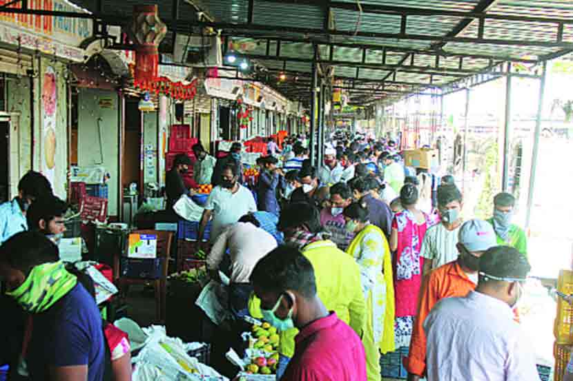 बाजार समितीत फळे खरेदीसाठी झालेली गर्दी