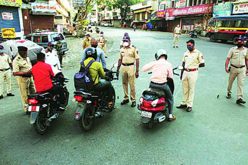 शहरात दुपारनंतर टाळेबंदीला सुरुवात झाल्यावर पोलिसांनी रविवार कारंजा परिसरात वाहनधारक तसेच विनाकारण फिरणाऱ्यांची चौकशी करण्यास सुरुवात के ली. अत्यावश्यक कारण नसल्याचे दिसल्यास दंडुकाही चालविण्यात आला.     (छाया-यतीश भानू)