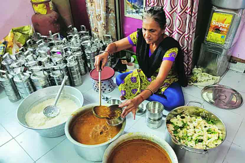 करोना काळात आजीबाईंचा ज्येष्ठांना आधार