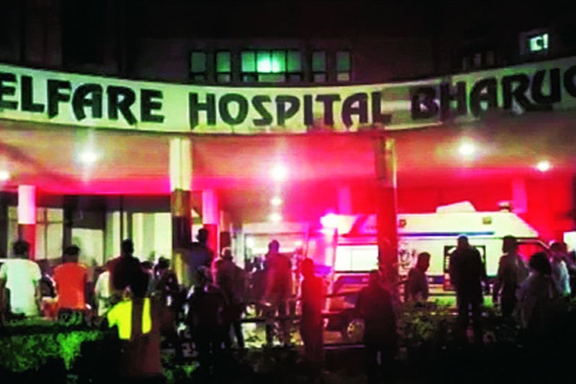गुजरातच्या भडोचमधील वेल्फेअर रुग्णालयात आग लागल्याची घटना शनिवार, १ मे रोजीची.