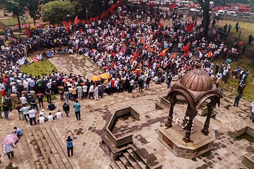 मराठा समाजाला आरक्षण मिळाले पाहिजे, या मागणीसाठी कोल्हापुरात खासदार संभाजीराजे छत्रपती यांच्या नेतृत्वाखाली मूक आंदोलन करण्यात आले. (छाया- शिवम बोधे)