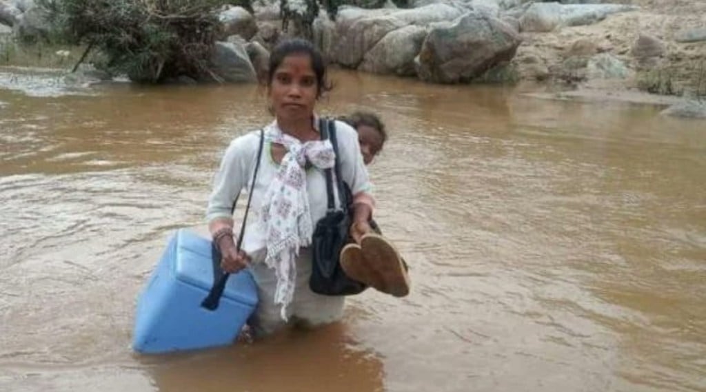 कर्तव्यनिष्ठा… खांद्यावर लसींचा बॉक्स, पाठीवर मुलीला घेऊन नदी ओलांडून ‘ती’ लसीकरणासाठी गावात पोहचली