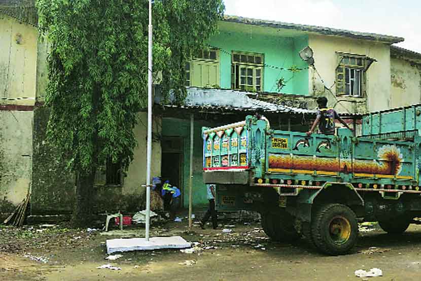 जव्हारमधील १०० वर्षांपूर्वीची इमारत पाडण्याचे काम सुरू