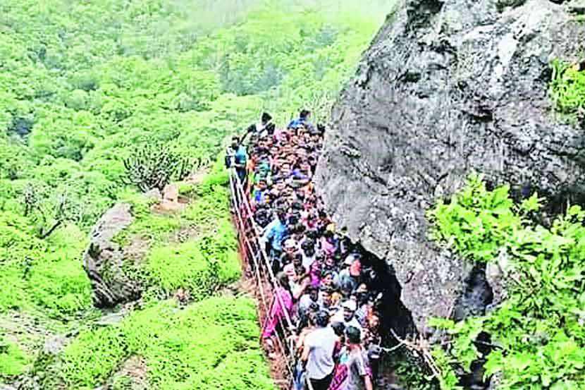 आशेरी गडावरील पर्यटकांवर गुन्हे दाखल