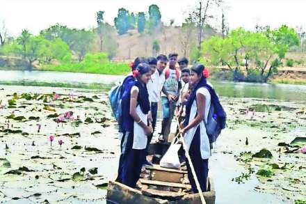 विद्यार्थीच नव्हे तर वेळ व पैसा वाया जाऊ  नये यासाठी रुग्ण, वृद्ध यांनाही याच नदीपात्रातून जावे लागत आहे.