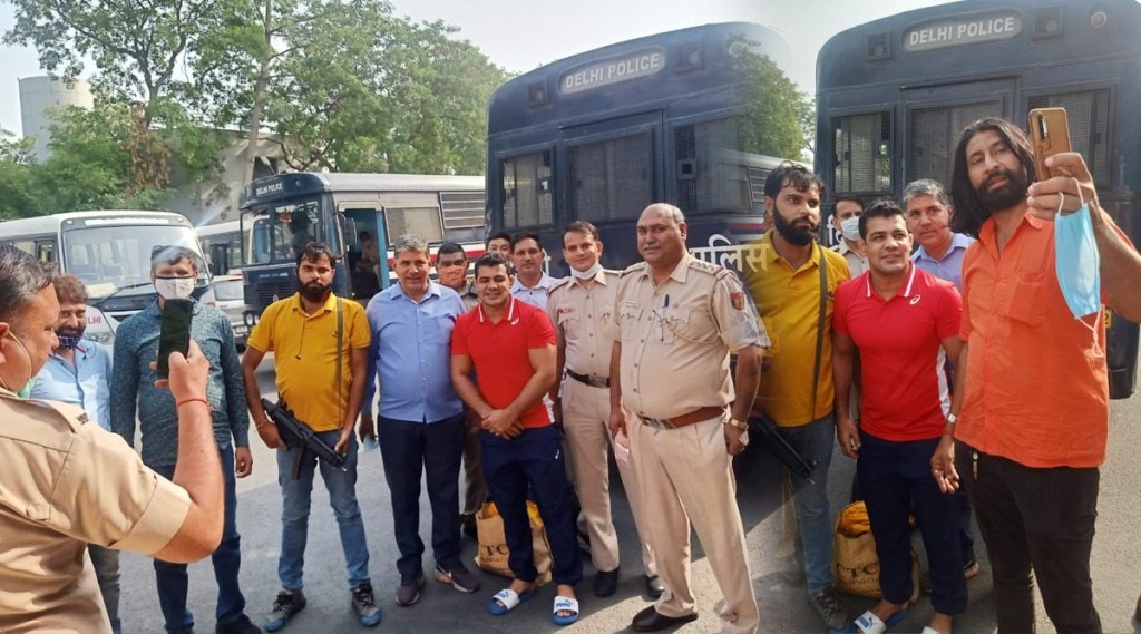 delhi police took a photo with murder case accused sushil kumar
